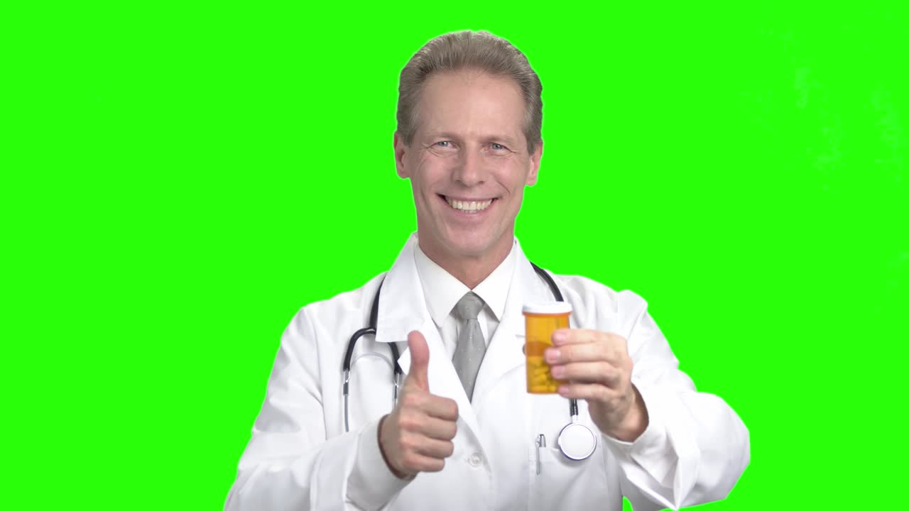 크로마 키 배경에 미소 짓는 의사