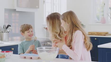 Kinder-Geben-Mutter-In-Der-Küche-Kuchenmischung-Auf-Die-Nase-Und-Haben-Spaß-Daran,-Gemeinsam-Kuchen-Zu-Backen