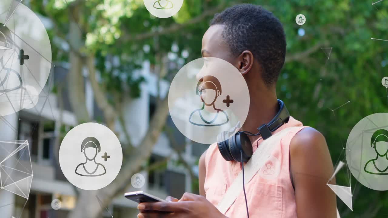 iconos de perfil y red de conexiones contra mujeres afroamericanas que usan teléfonos inteligentes al aire libre