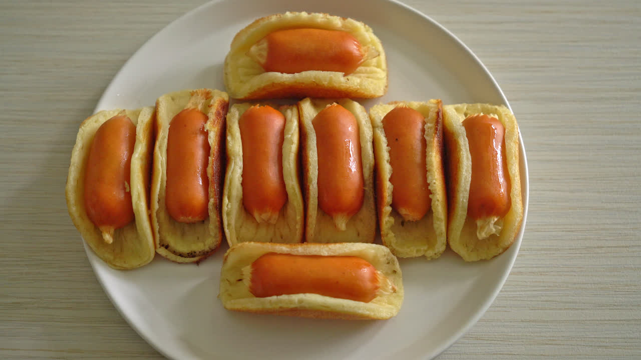 소시지를 곁들인 홈메이드 플랫 팬케이크 롤