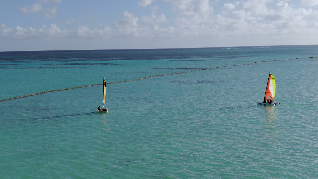 dos catamaranes navegando en el océano tropical, deportes acuáticos en el mar caribe y diversión en la playa