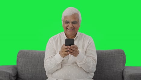 Feliz-Anciano-Indio-Charlando-Con-Alguien-En-La-Pantalla-Verde-Del-Teléfono