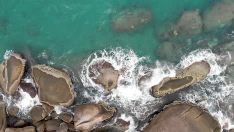 Vista-Aérea-De-Las-Olas-Del-Océano-Rompiendo-En-Las-Rocas-1