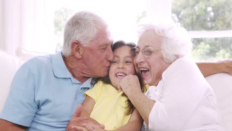 abuelos felices con su nieta
