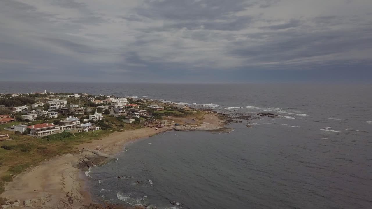 toma aerea de la playa de jose ignacio, uruguay