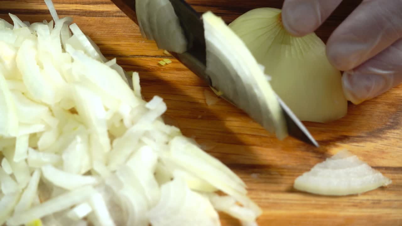 셰프의 칼질: 나무 도마 위 양파 썰기. 요리 준비. 건강한 식단과 생활 방식