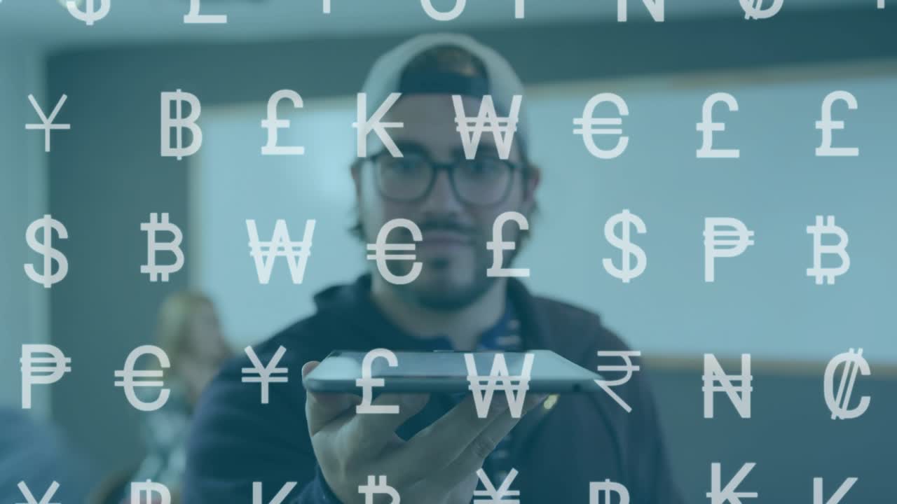 Uomo che tiene uno smartphone in ufficio, causando lo scorrimento di icone di valuta per illustrare una demo finanziaria