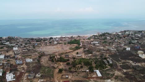 ariel vista de una pequeña ciudad costera senegalesa, cerca de toubab dialaw