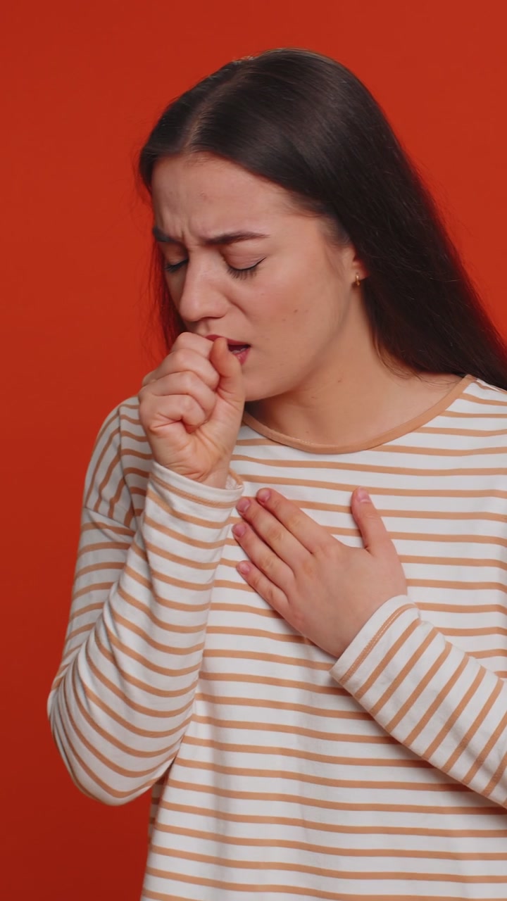 Donna malata che tossisce e copre la bocca con la mano che si sente male sintomi di allergia o infezione virale