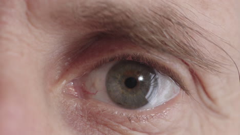 hombre maduro apertura de los ojos mirando sorprendido expresión asombrado hermoso iris macro de cerca
