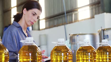 trabajadora en una fábrica de petróleo