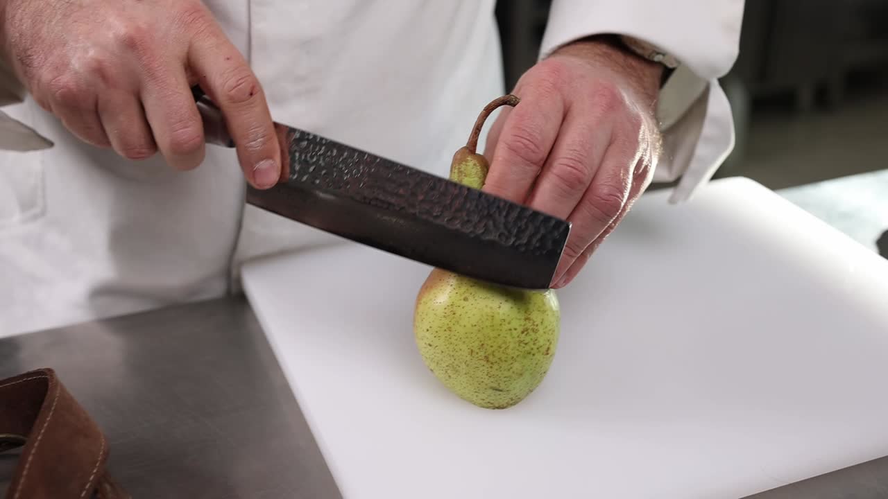 el chef está preparando una pera.