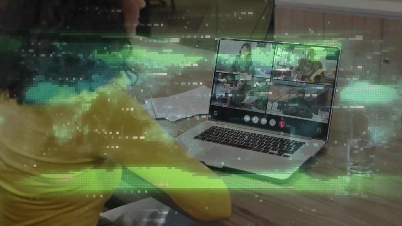Glitch vises, driver mod højre, skubber kvinde i gul trøje, der læner sig mod bærbar computer under et 4-personers videoopkald