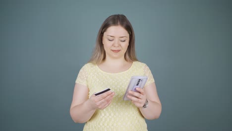 Junge-Frau-Kauft-Am-Telefon-Ein.