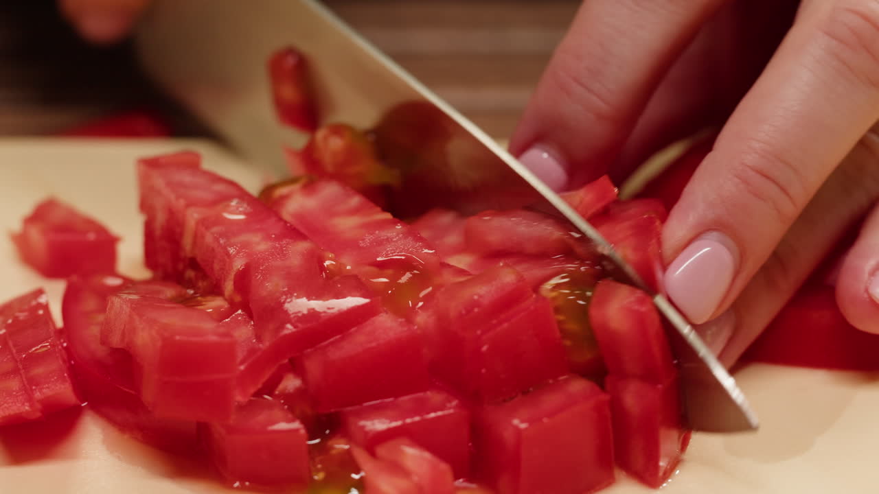 토마토를 잘라내는 것