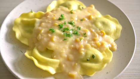 Ravioli-Nudeln-Mit-Mais-Käse-Sauce