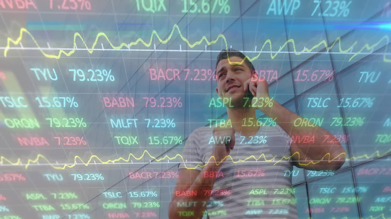 animación de procesamiento de datos financieros sobre un hombre biracial hablando en teléfono inteligente
