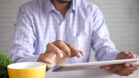 persona que utiliza una tableta en un escritorio