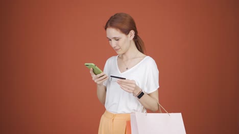 mujer de compras en el teléfono.