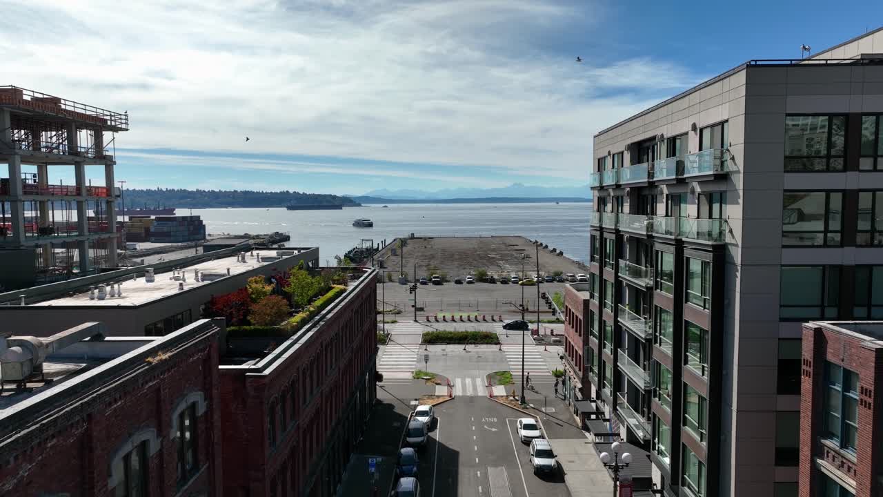 vista aérea que asciende desde el distrito industrial de seattle con nuevos condominios y oficinas en construcción junto a edificios históricos de ladrillo