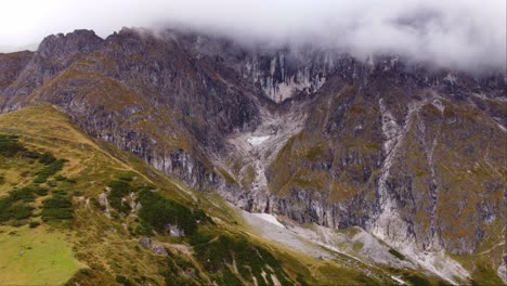 Österreichische-Alpenlandschaft-Im-Herbst-Mit-Eis-In-Der-Mitte,-Wolkige,-Dramatische-Landschaft