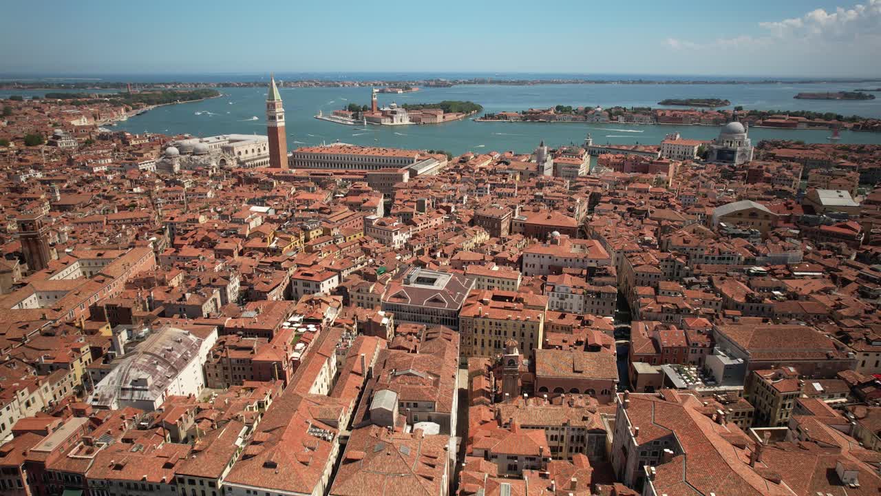drone aéreo sobre la ciudad de venecia de canales de agua, casas residenciales, islas marinas, panorama de arquitectura tradicional en el cálido destino de viaje de verano italiano