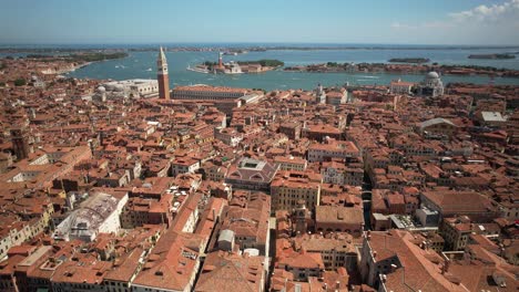 Drone-Aéreo-Sobre-La-Ciudad-De-Venecia-De-Canales-De-Agua,-Casas-Residenciales,-Islas-Marinas,-Panorama-De-Arquitectura-Tradicional-En-El-Cálido-Destino-De-Viaje-De-Verano-Italiano