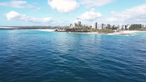 Vista-Aérea-Mirando-Por-Encima-Del-Agua-Para-Señalar-El-Peligro-Y-Las-Rocas-Pargo-De-Australia