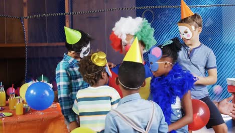 animación de papel en llamas que revela un payaso y niños divirtiéndose en una fiesta