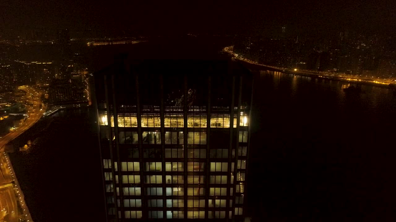 vista nocturna de un rascacielos en construcción