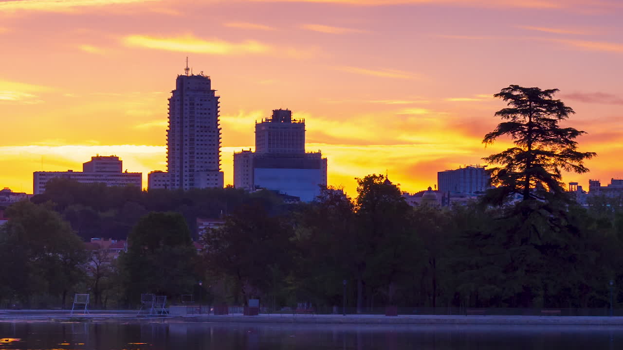 Timelapse do horizonte de Madrid ao nascer do sol.