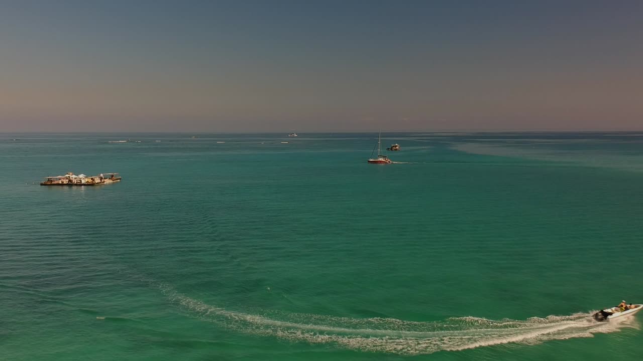 왼쪽으로 항해하는 쌍동선을 향해 날아가는 공중 샷