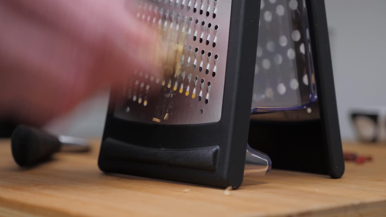 Persona che grattugia zenzero in cucina, primo piano statico