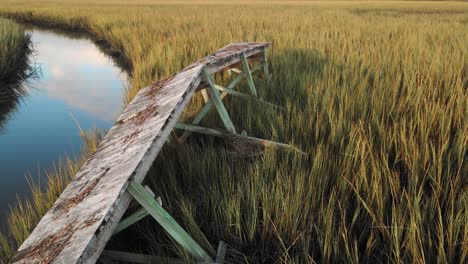 Wrack-Eines-Docks-Am-Pawleys-Island-Einlass-Mit-Vogelsitzen