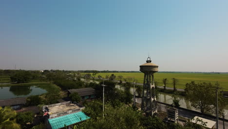 disparo revelador en cámara lenta que muestra la villa de un agricultor, los campos de arroz y los campos de petróleo