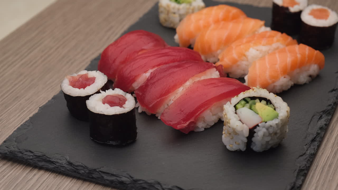 Sushi-udvalg med nigiri-laks, nigiri-tun, hosomaki og uramaki