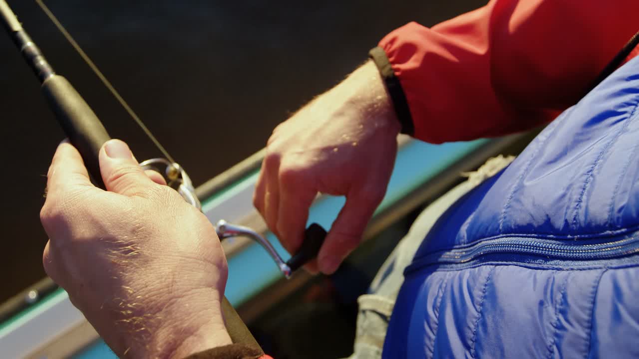 hombre pescando en el río 4k