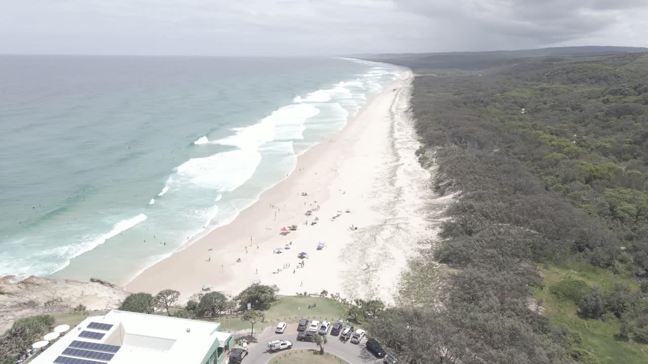 포인트 룩아웃 서프 라이프 세이빙 클럽에 주차된 자동차 - 사우스 협곡 해변의 파도와 관광객 - 노스 스트래드브로크 섬, qld, 호주