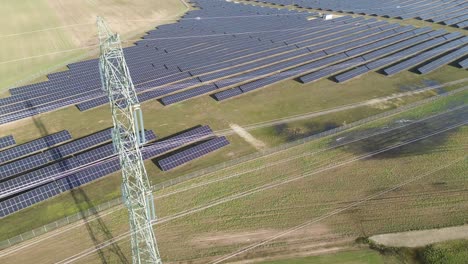 Vista-Aérea-Del-Poste-De-Energía-Eléctrica-Con-Inclinación-De-Alto-ángulo-En-El-Panel-De-La-Granja-Solar