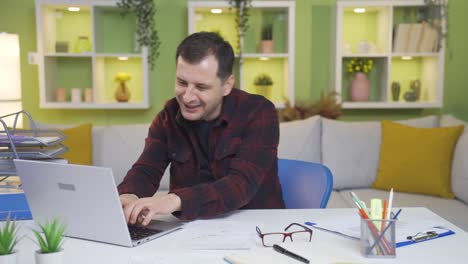 el trabajador de la oficina en casa que trabaja de una manera divertida y agradable es feliz y lleno de vida.