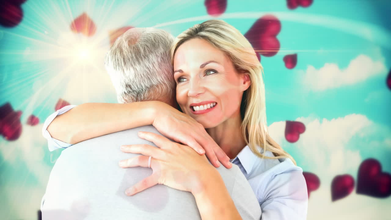 행복한 성숙한 커플이 포옹하고 있습니다.