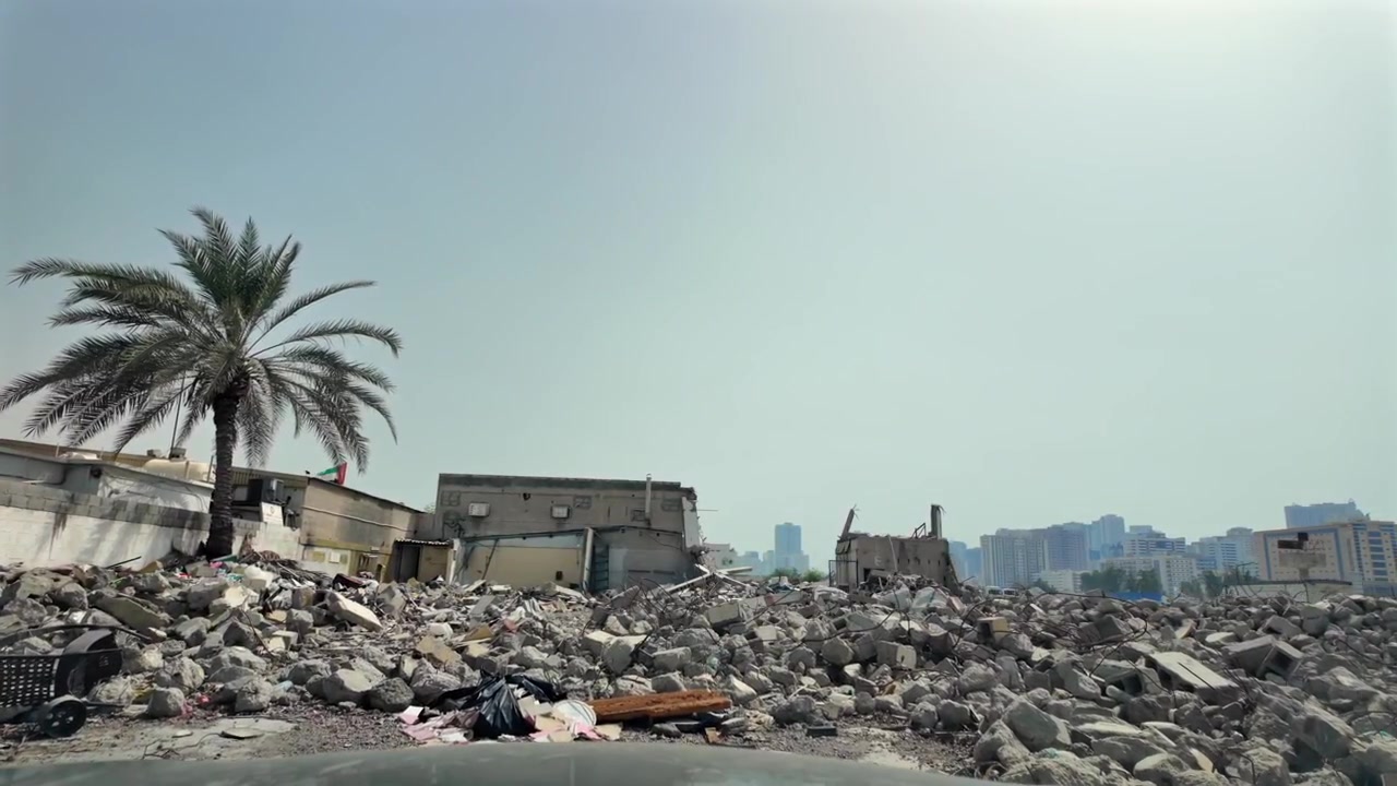 Lontano dal moderno skyline degli Emirati Arabi Uniti, strutture abbandonate si ergono silenziose.