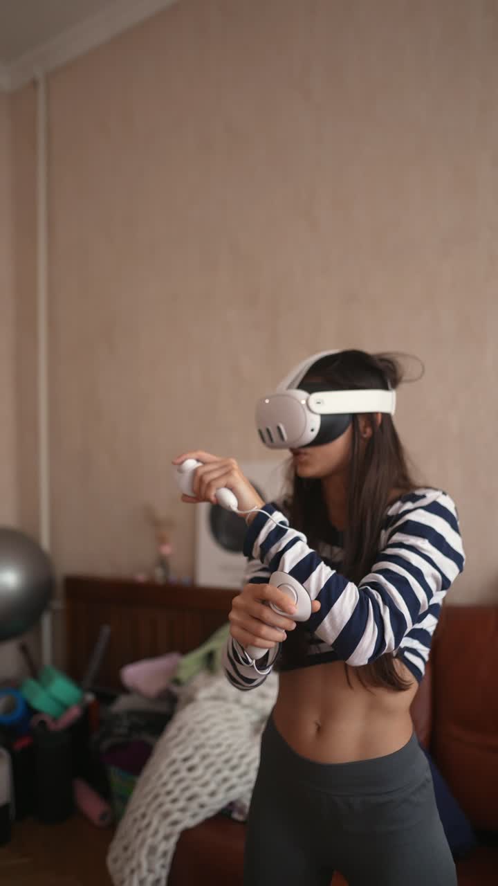 Donna che gioca a un gioco VR a casa
