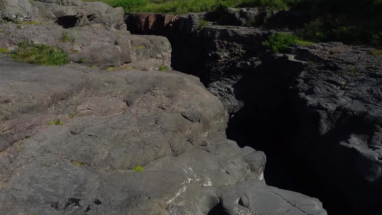아이슬란드 광야에서 화창한 날 바위 개울 위를 드론 비행