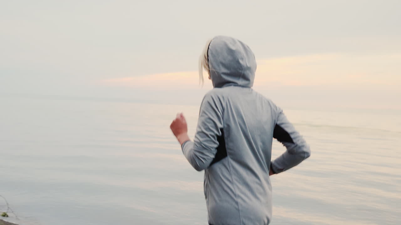 추운 날에 조깅하는 여자