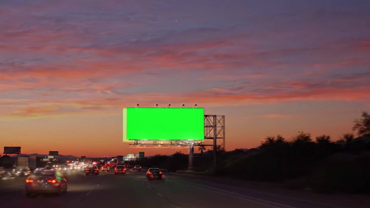 Dinámica valla publicitaria verde grande exhibida en una autopista concurrida durante el atardecer y la noche, capturada en dos encuadres distintos enfatizando el flujo de tráfico y la creatividad