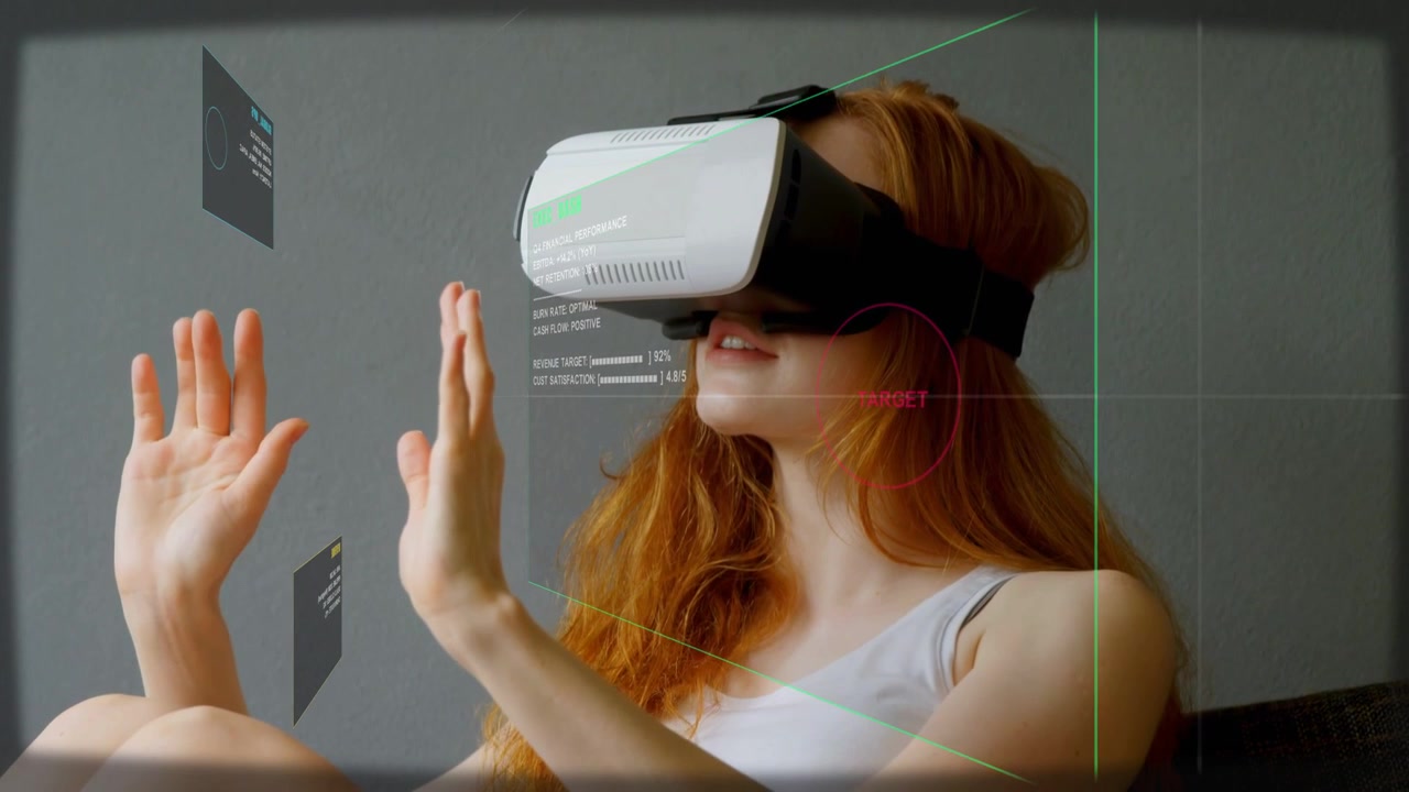 Žena ve VR headsetu zvedá ruce, manipuluje s HUD panely reagujícími na gesta pro technologické tvůrce.