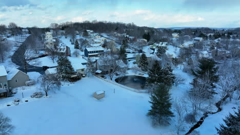 rückseite der amerikanischen häuser im winterschnee