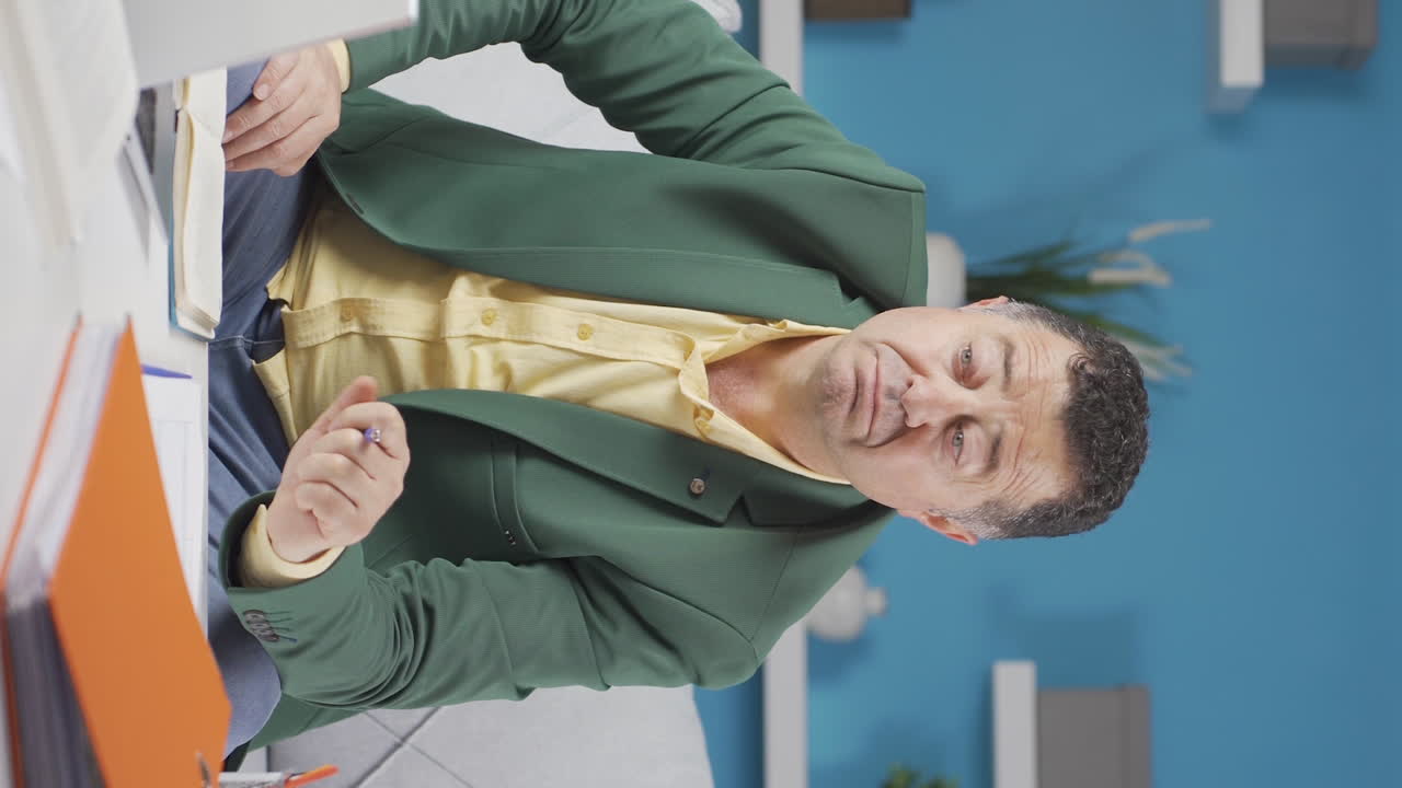 vídeo vertical de un trabajador de oficina en casa, un anciano pensativo.