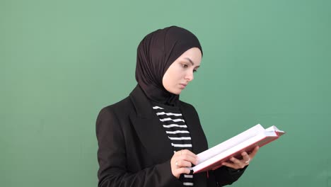 Muslim-Girl-Reading-Novel